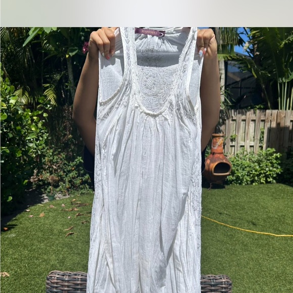 Elegant White Midi Dress - Picture 1 of 2